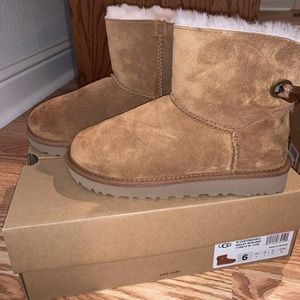 BNWT UGG Bailey Bow Mini (Chestnut)